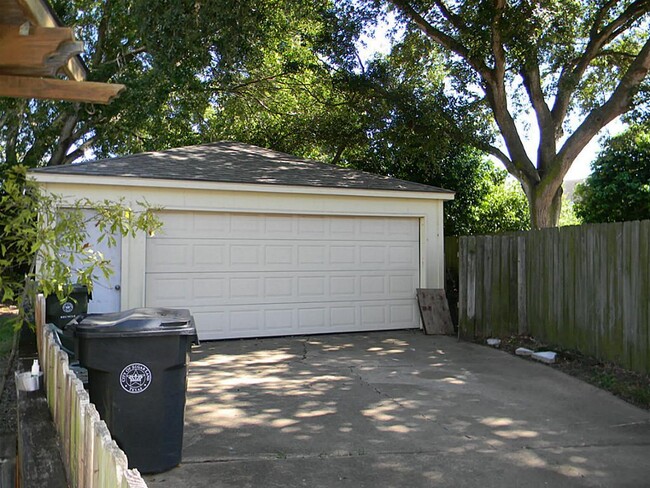 Building Photo - 2711 River Birch Dr