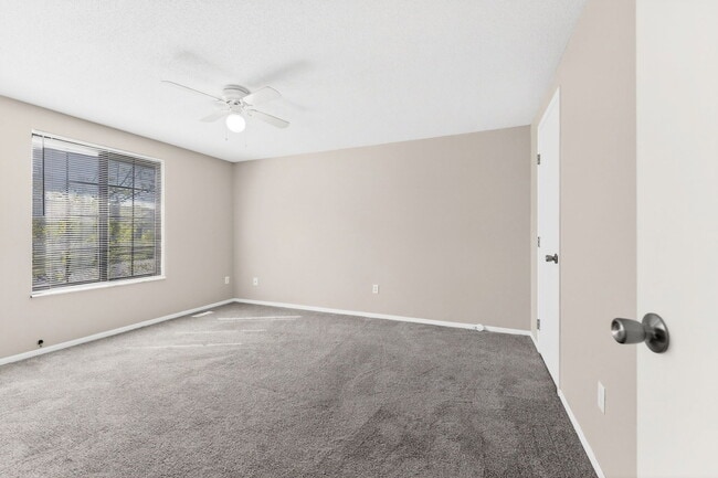 Building Photo - 5926 Walnut Cir Dr