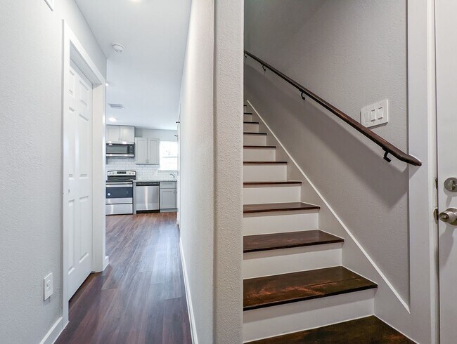 Building Photo - 6811 Glass St