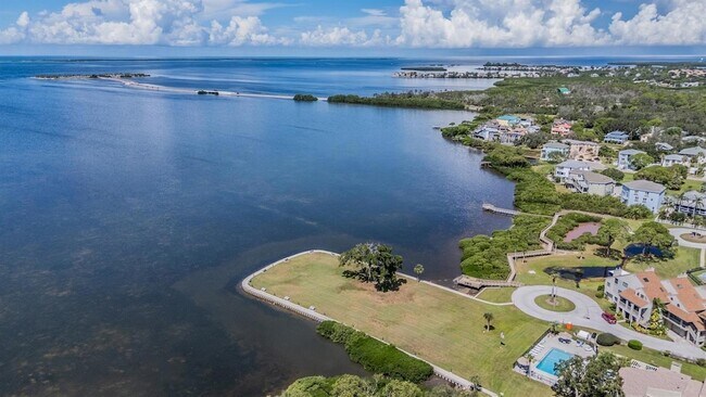 Building Photo - 621 Windrush Bay Dr