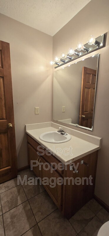 Building Photo - 3120 Pinoak Ct
