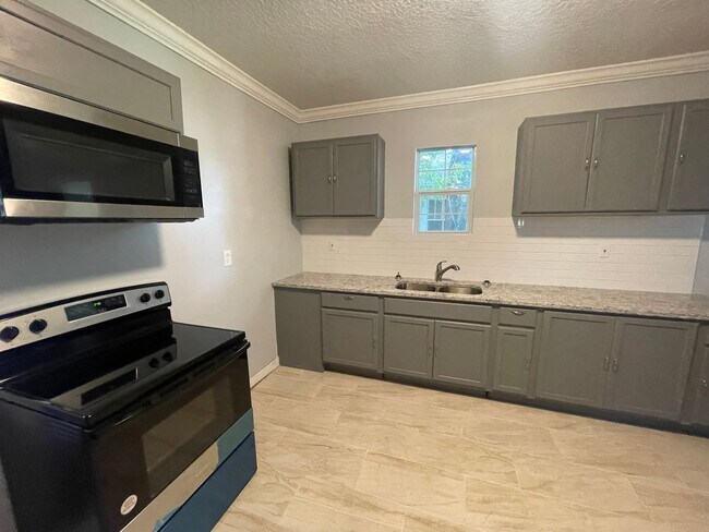 Building Photo - Completely renovated 4/2 Single Family hom...