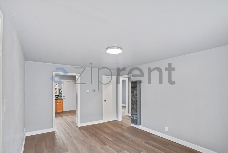 Building Photo - 743 Miller St