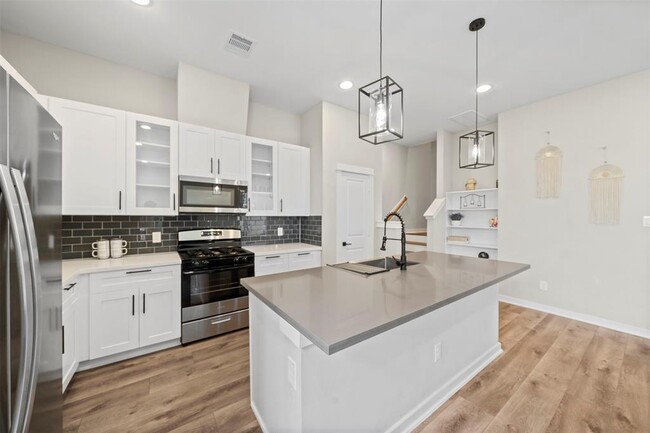 Building Photo - 6713 Parker Grv Ln