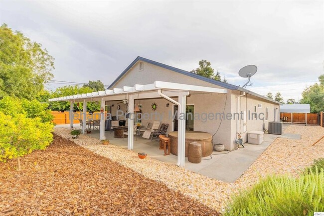 Building Photo - Beautiful 3 bedroom 2 bath home in Red Bluff