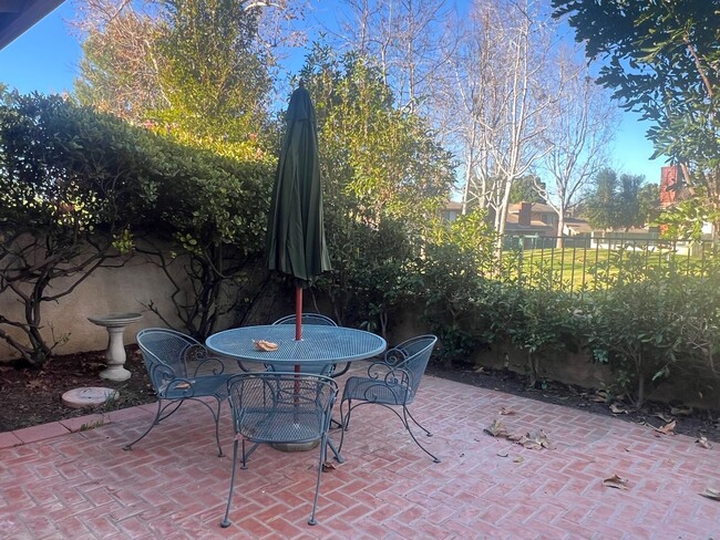 Building Photo - La Ventana Townhouse in Ventura