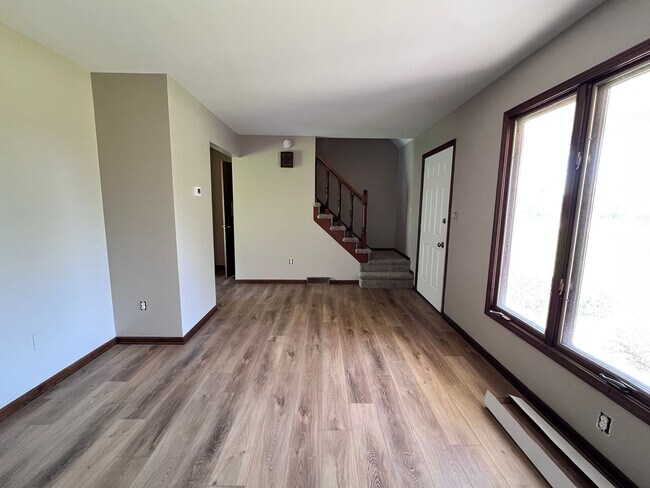 Building Photo - Updated Two Bedroom Duplex in Jenison!
