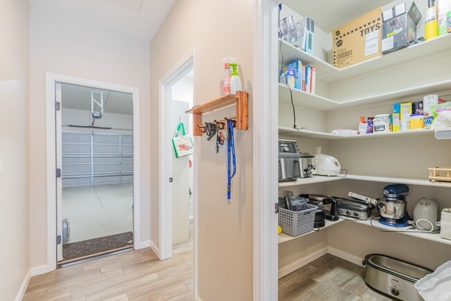 Building Photo - Modern 4 Bed 3 Bath - Pets Allowed!