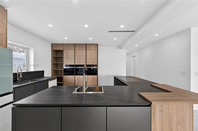 Building Photo - 1101 S Shore Dr