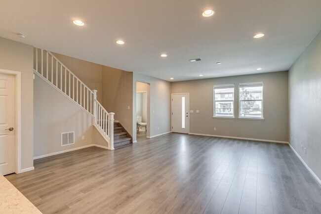 Building Photo - Spacious 4BR Townhome in Denver