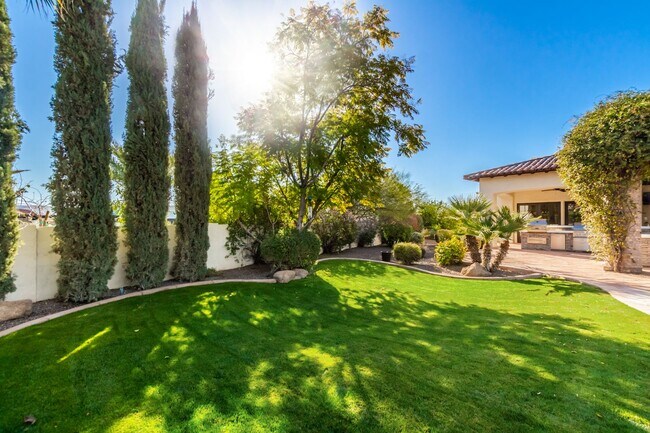 Building Photo - MUST SEE!!! FULLY-FURNISHED LUXURIOUS 6 Be...