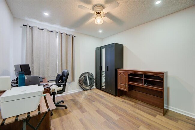 Building Photo - 724 NW 155th Terrace