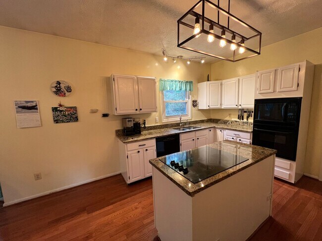 Building Photo - Spectacular 3 Bed 3.5 Bath Brick Home in Scenic Riverview Estates