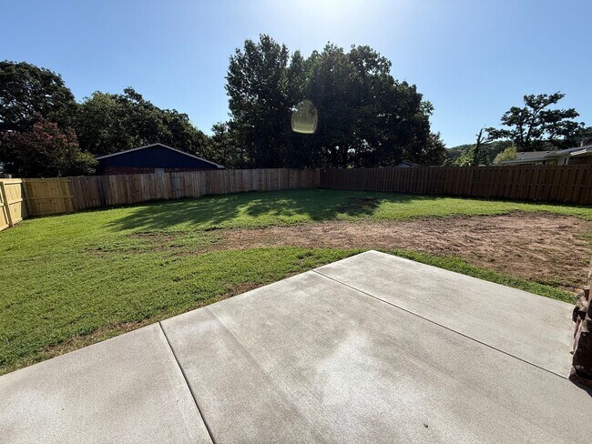 Building Photo - 3 Bed 2 Bath Duplex with 2 Car Garage.  Gas Heat & Hot Water.  Yard Care Included.