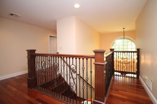 Building Photo - 4 Bedroom House For Rent