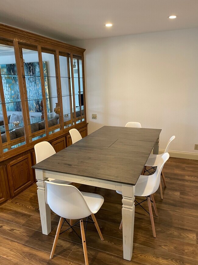 Building Photo - 615 Island View Cir