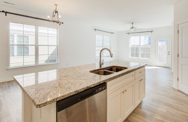 Building Photo - Like New End Unit Condo, 3 Bed 2.5 Bath