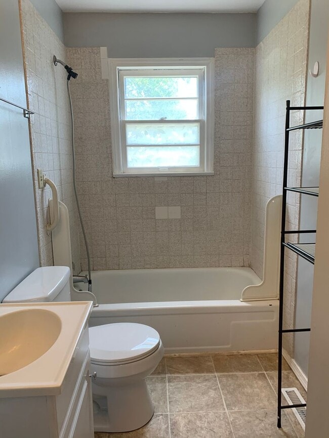 Building Photo - Updated 2 bed/1 bath, 720 sqft home!
