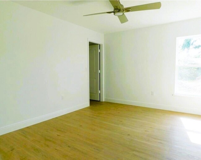 Building Photo - 1358 Schumann Dr