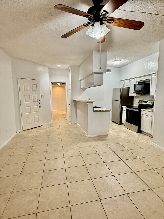 Building Photo - 10855 Meadowglen Ln