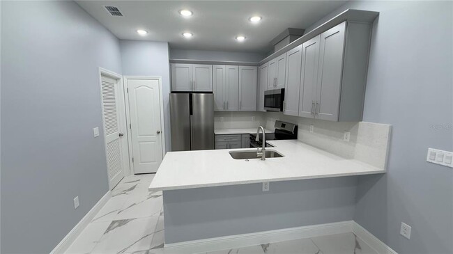 Building Photo - 708 S Thacker Ave