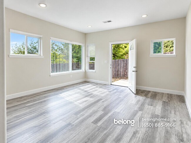 Building Photo - 6819 Simson St