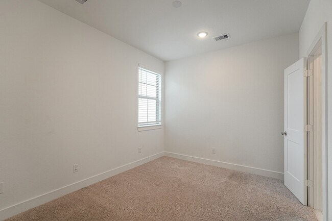 Building Photo - 112 Red Cascade Trl