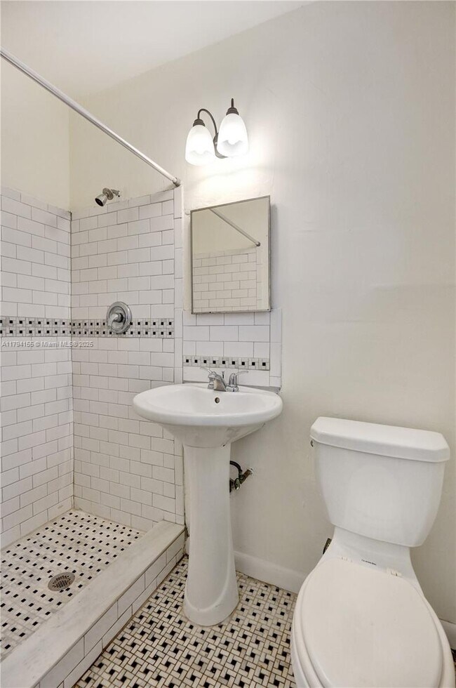 Building Photo - 403 SW 11th Ct