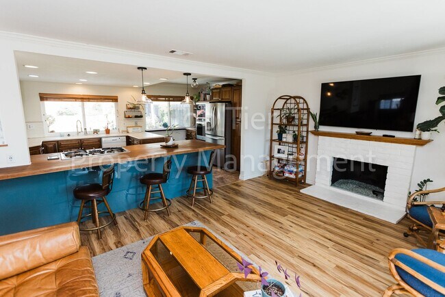 Building Photo - Beautifully Upgraded 3 Bed / 2 Bath Home –...
