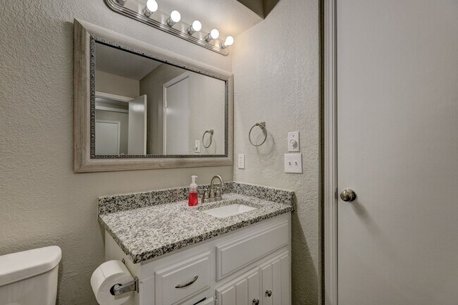 Building Photo - 816 N Briarcliff Dr