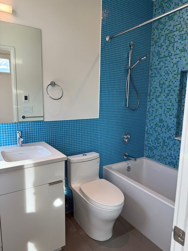 Building Photo - Silver Maple Stunning