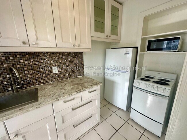 Building Photo - 617 N Hyer Ave
