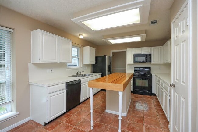Building Photo - 22815 Red River Dr