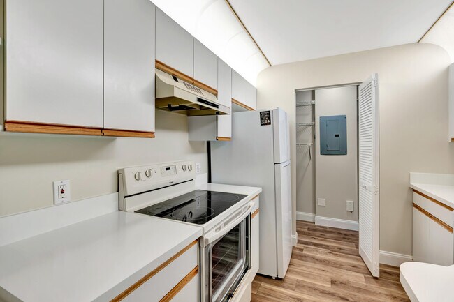 Building Photo - 8356 SE Croft Cir