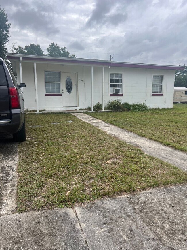 Building Photo - Cute Remodeled Deltona Beauty Call Sheila ...