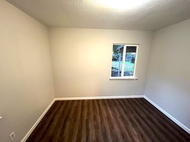 Building Photo - 3033 W Sonoma Ave