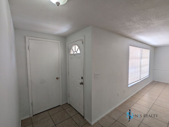 Building Photo - Recently renovated 2/2/1 1300 Sq. Ft. Fres...