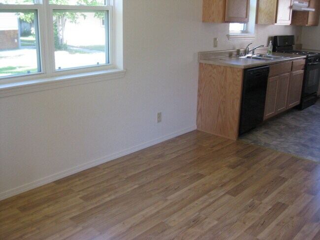 Building Photo - 804 Defoe St