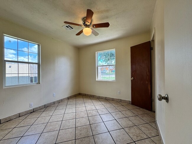 Building Photo - 3 Bedroom 2 Bathroom Home in SW Oklahoma C...