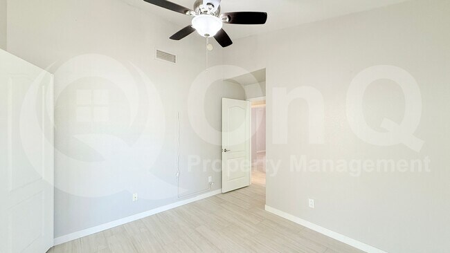 Building Photo - 1123 E Betsy Ln