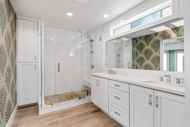 Building Photo - REMODELED 4 BD/3.5 BA RANCH STYLE HOME IN DOVER SHORES