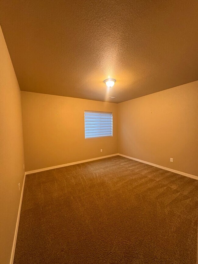 Building Photo - Gorgeous 4 Bedroom Townhome in Briargate