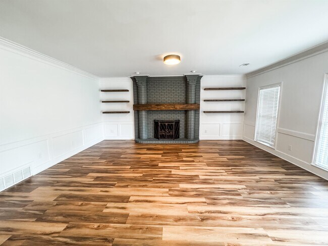 Building Photo - 705 Cotham Dr