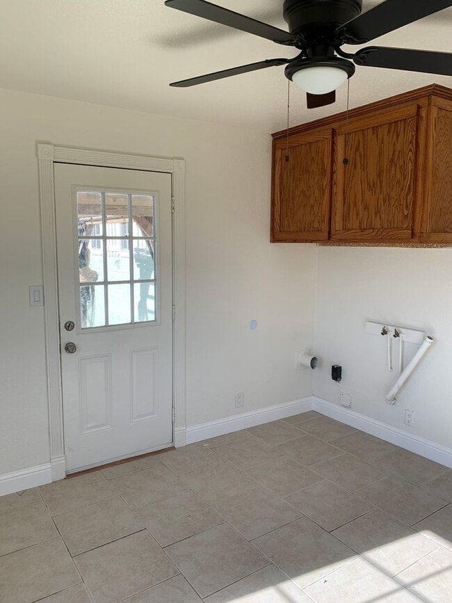 Building Photo - Country Home!