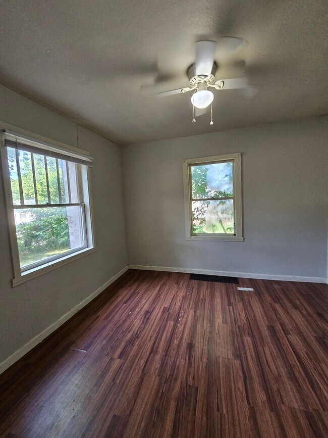 Building Photo - 2 Bedroom | 1 Bathroom | Springfield MO! | Fenced Yard!