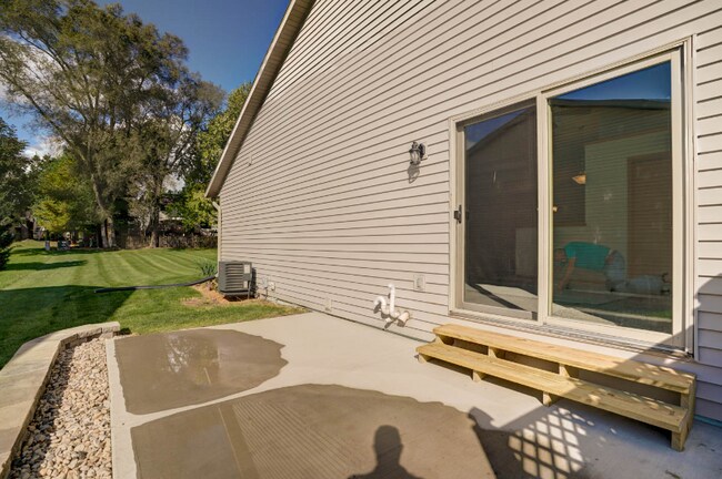 Building Photo - 4544 Windsor Rd