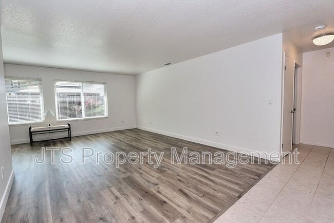 Building Photo - 6069 Kingwood Cir