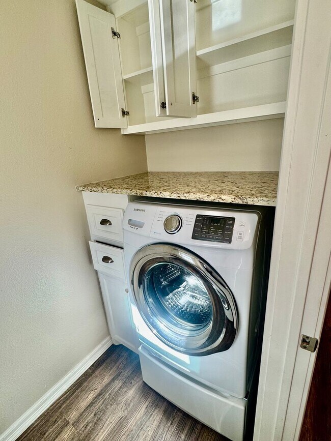 Building Photo - Elegant Estate in the Country Club Setting-Mother in law suite