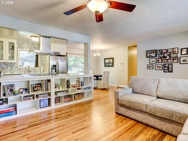 Building Photo - Beautiful 3 Bedroom Ranch Style Home in Cedar Hills with Remodeled Gourmet Kitchen!