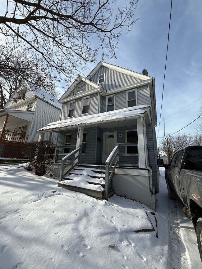 Building Photo - Cudell/West Blvd neighborhood; 4 bedroom/1 bath single family house for rent!